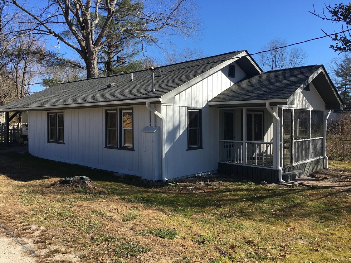 Building Photo - 112 Resort Street-COMPLETE REMODEL!