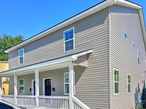 Building Photo - 702 Maryland St