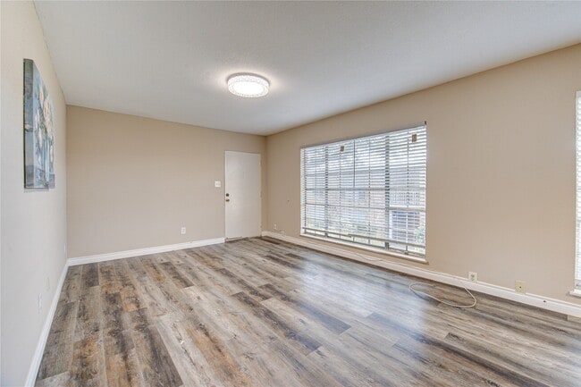 Building Photo - 2101 Fountain View Dr