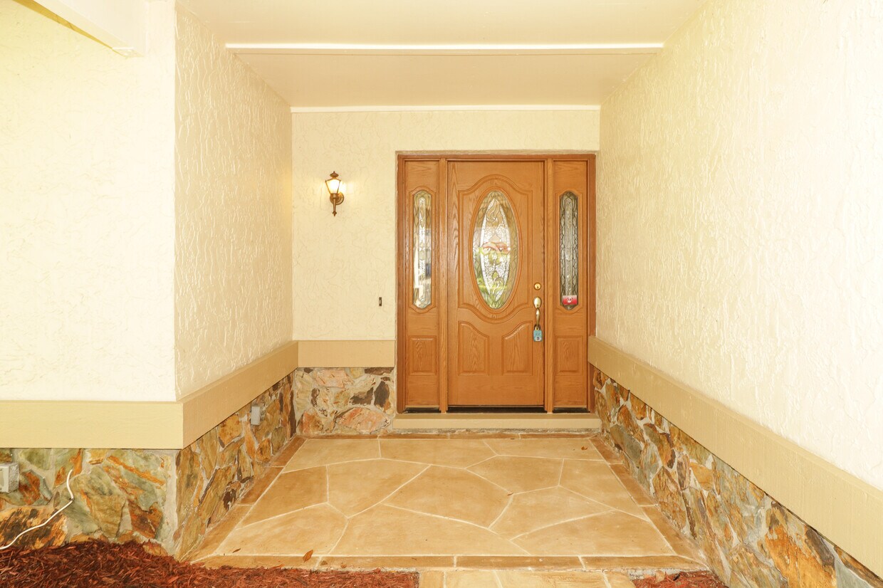 Foto del edificio - 306 N Bay Hills Blvd