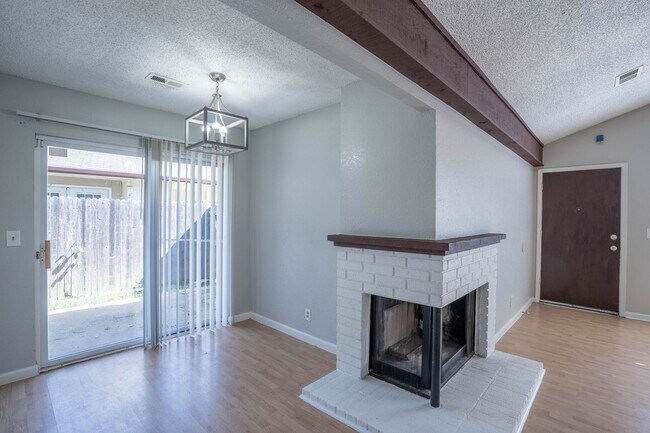 Building Photo - Stunning remodeled 2 Bedroom home in great...