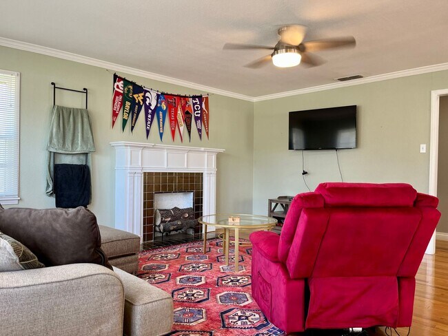 Building Photo - Move-in Ready Oasis Awaits in Tech Terrace!