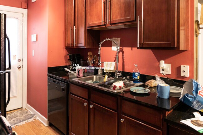 Photo - 630 W Roscoe St Apartment