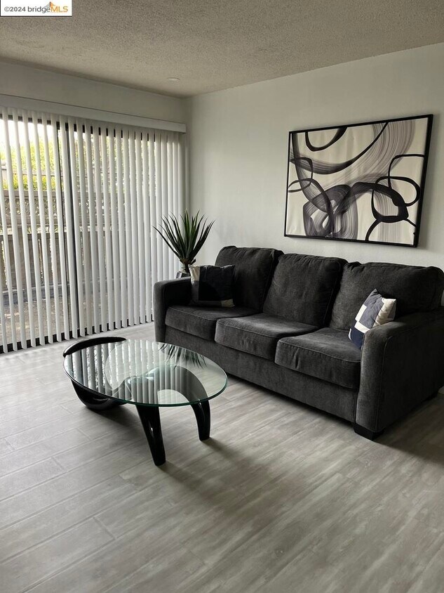 Primary Photo - 100 Kinross Dr