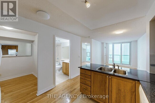 Photo du bâtiment - 33 Elm Dr W