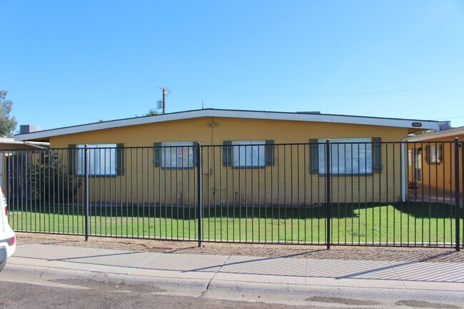 Foto del edificio - 68th Drive 7105