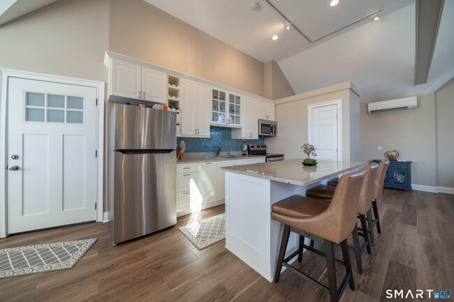 Building Photo - 50 York St