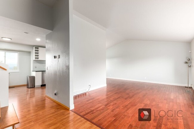 Building Photo - Stunning Home In Excellent Sandy Location!