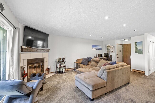 Building Photo - The epitome of carefree condo life is righ...