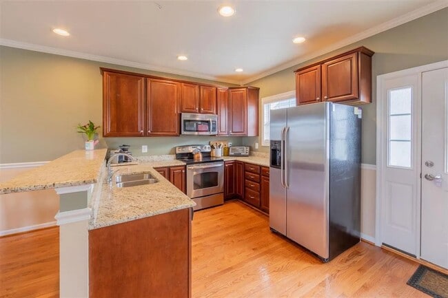 Building Photo - Gorgeous townhome, walking distance to Hol...