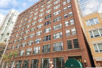 Building Photo - 801 S Wells St