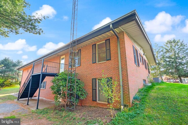 Foto del edificio - 318 Evergreen Mills Rd