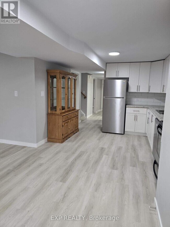 Building Photo - 87 Wellington St E