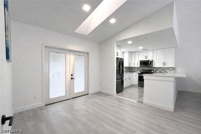 Foto del edificio - 3767 Golden Gate Blvd E