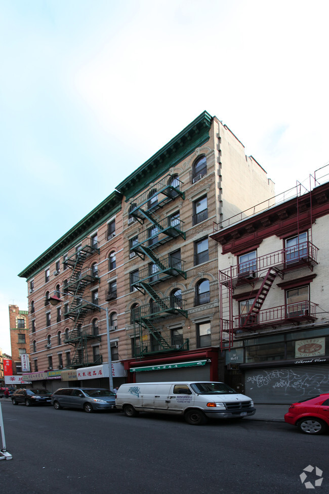 Building Photo - 32 Mott St