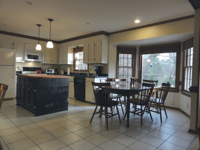 Foto del edificio - BEAUTIFUL FULLY FURNISHED HOME IN LAKE SHORES