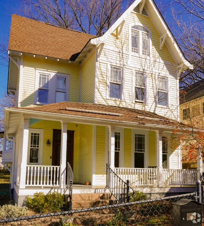 Building Photo - 1905 Oak St