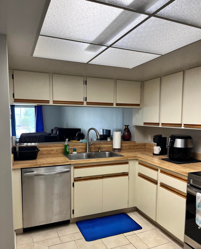 Foto del edificio - 441 N Harbor City Blvd