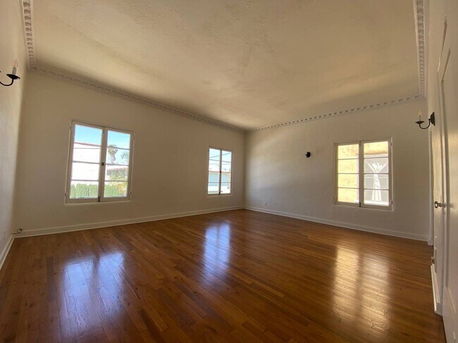 Living Room - 1173 N Ardmore Ave