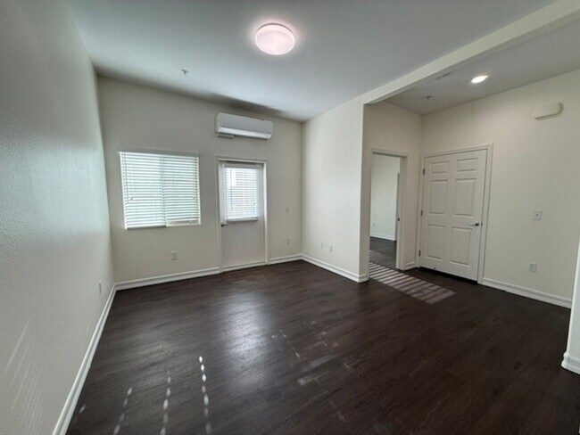 Foto del edificio - 2303 E 8th St