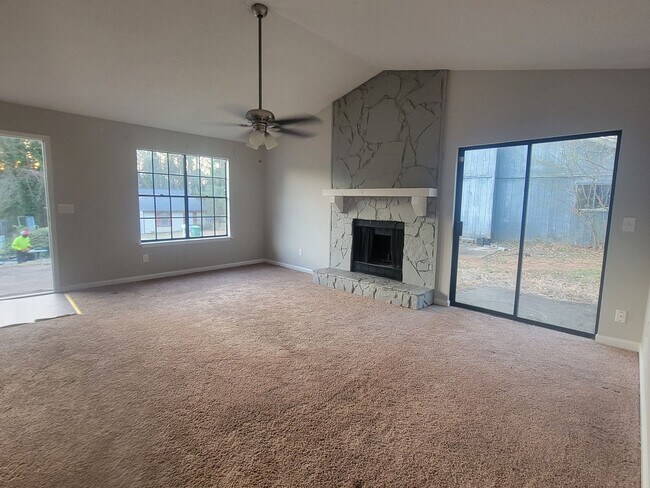 Foto del edificio - Super cute updated ranch! - Walk to Keningston Train Station - Self-Showings Available.