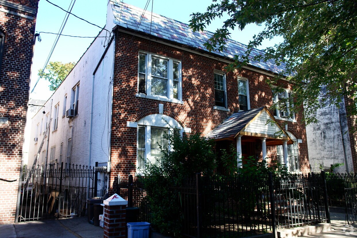 Foto principal - 13261-13263 Maple Ave