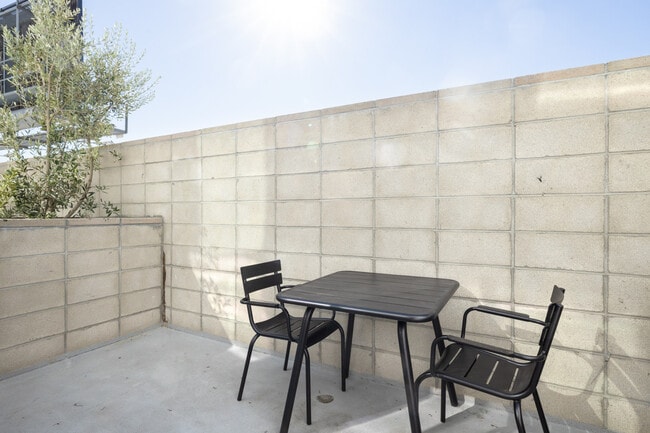 Building Photo - 4805 Bakman Ave