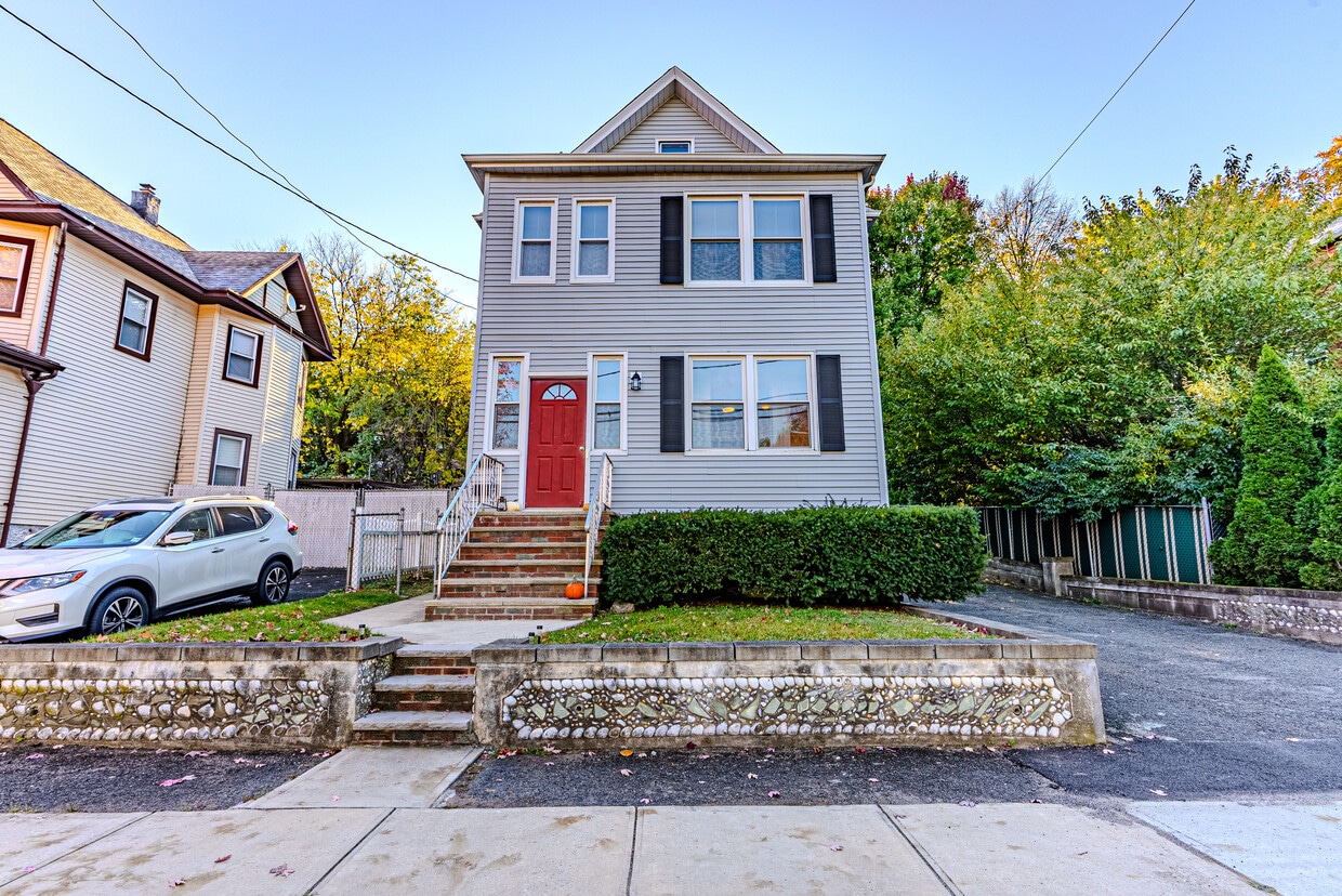 288 Travers Pl Unit 1, Lyndhurst, NJ 07071 Apartments in Lyndhurst