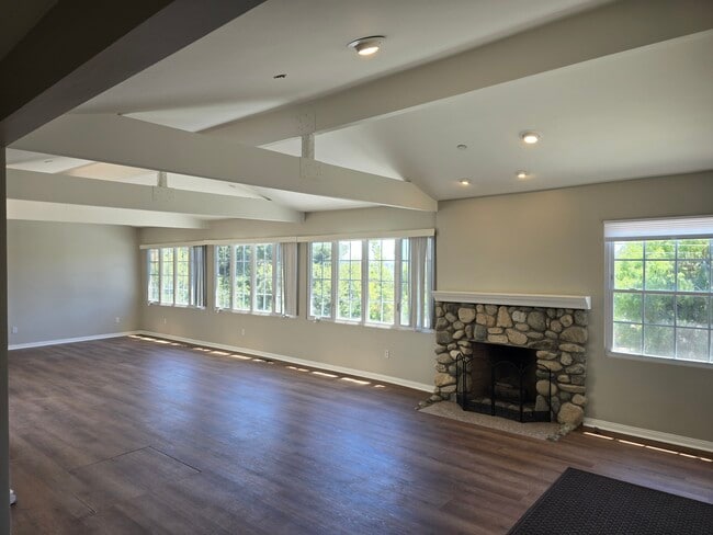 Building Photo - 833 Skyland Dr