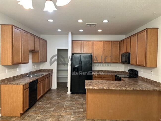 Building Photo - 957 S Almira Ave