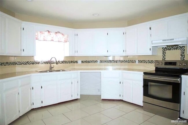 Building Photo - 11 Tulip Cir