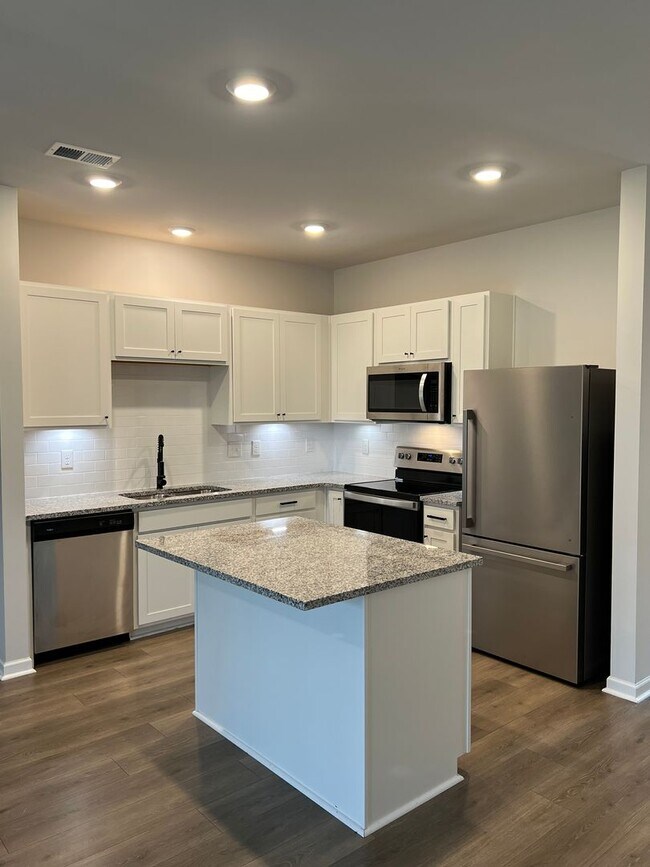 Building Photo - 3 bedroom, 2.5 Bath, 2 story Townhome in C...