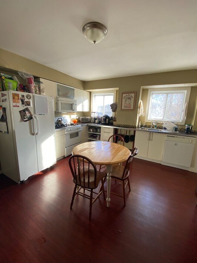Building Photo - AVAILABLE AUGUST 2024 - Great 4+ Bed, 1.5 ...