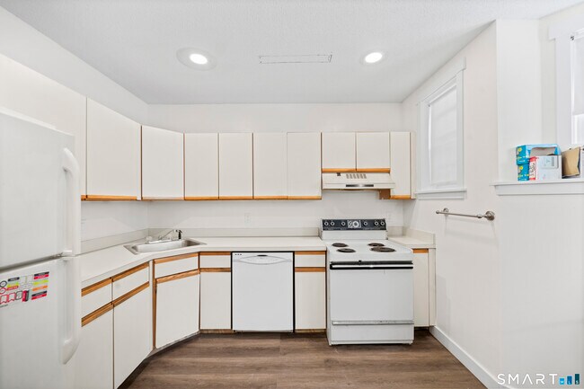 Foto del edificio - 136 Maple Ave