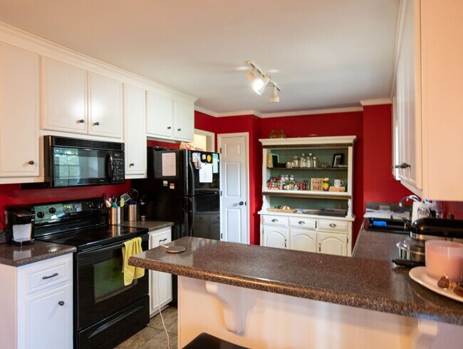 Building Photo - Three Bedroom Brick Ranch in National Hills!