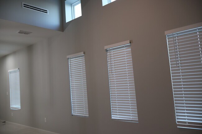 ventanas delanteras - 1005 Hidden Hills St