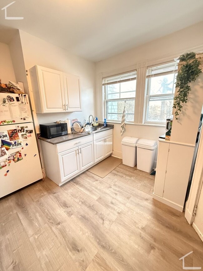 Building Photo - 9/1 No Fee! Spacious 3BR w/parking & heat included!