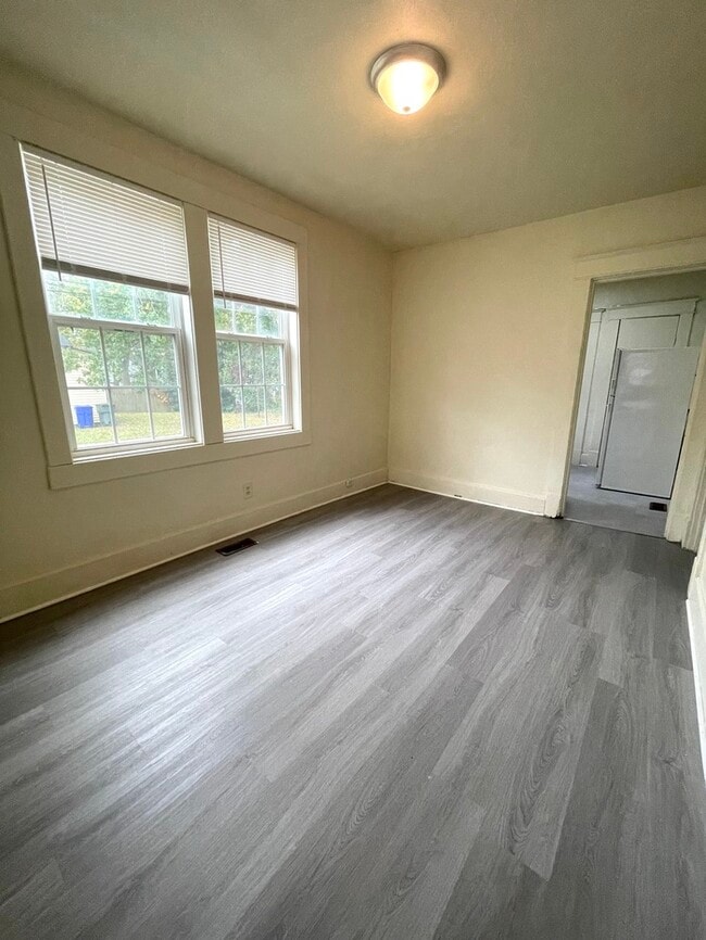 Building Photo - COME MEET YOUR NEW HOME! 2 BEDROOM DUPLEX ...