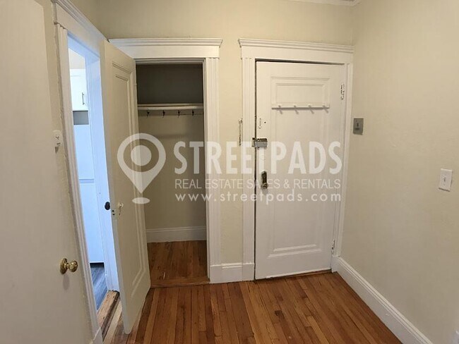 Building Photo - bedroom in Boston MA 02215