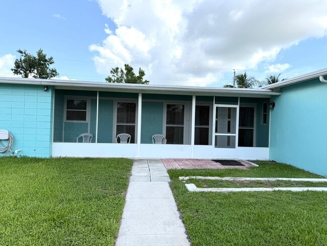 Building Photo - 121 SE Naranja Ave