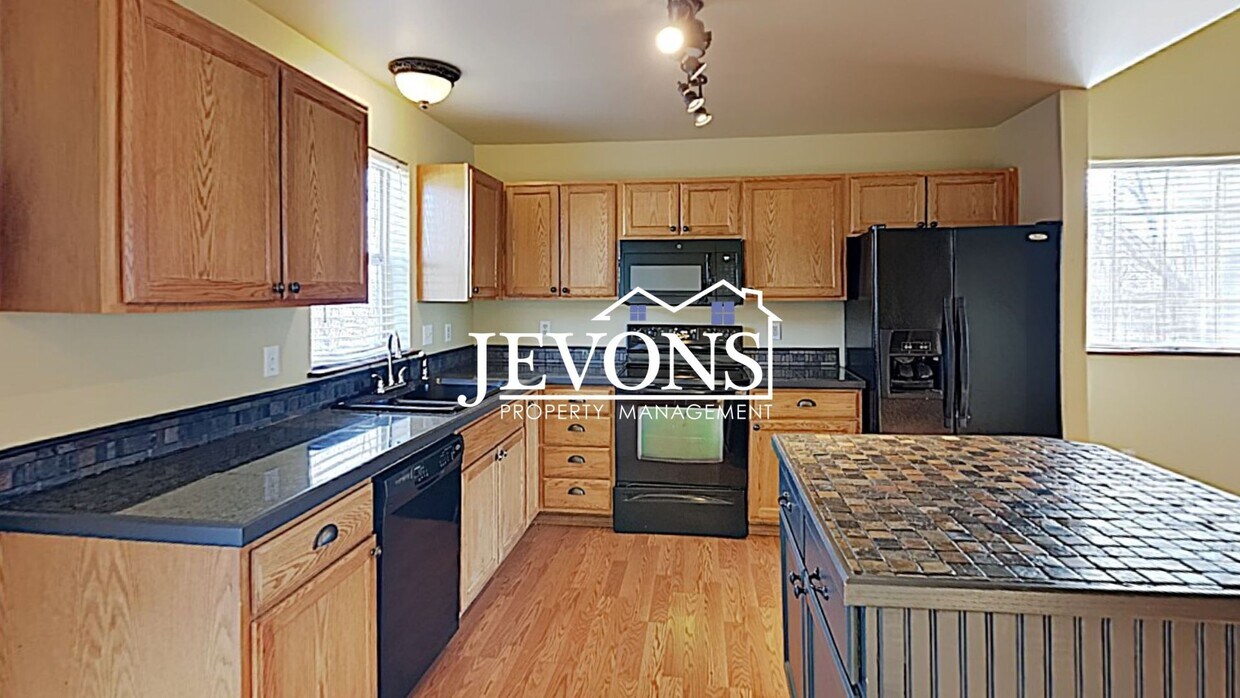 Foto principal - Charming home just steps from transit, par...