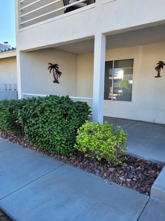 Building Photo - 2 Bed/2 Bath condo-Lower level with attach...