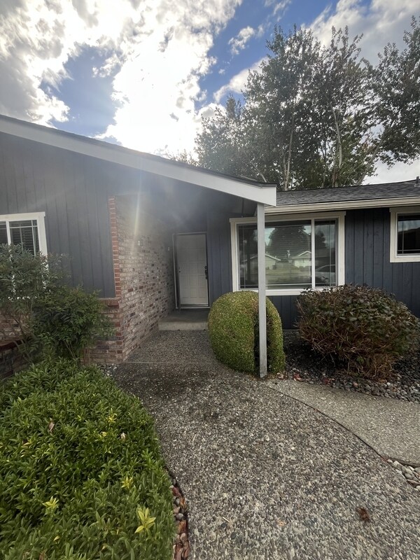 Building Photo - 841 Garden Dr