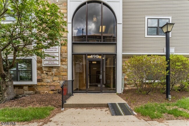 Foto del edificio - 490 Schooleys Mountain Rd