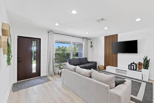 Building Photo - 900 NW 5th Ave