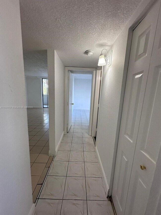 Building Photo - 10000 NW 80th Ct