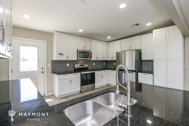 Foto del edificio - 1228 N Freestone Cir
