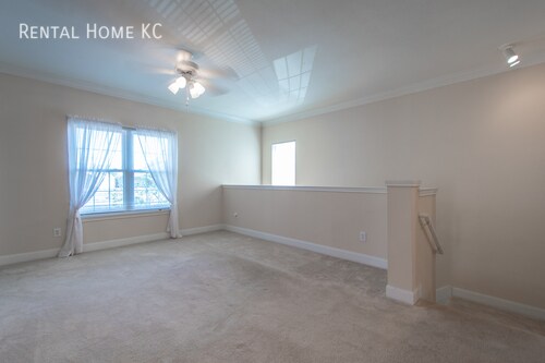 Building Photo - Spacious 2nd floor condo in desirable Toma...