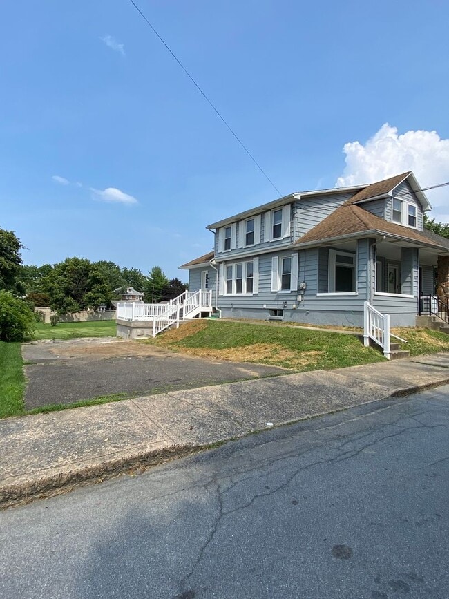 Foto del edificio - Cozy Renovated 2-Bedroom Home in Emmaus – ...