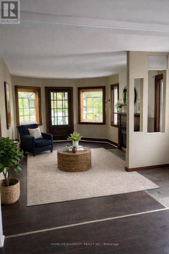 Building Photo - 845 Colborne St E